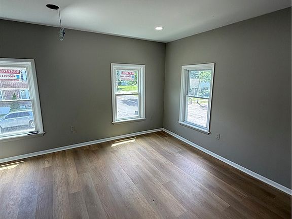 4th image of 352 Walnut St