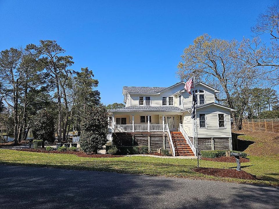 Canal front leading to Sound