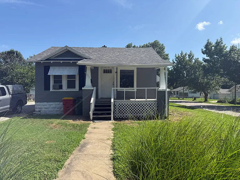 502 E Washington St — Photo 1