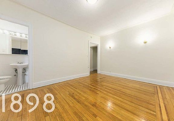4th image of 3516 34th St APT 1J