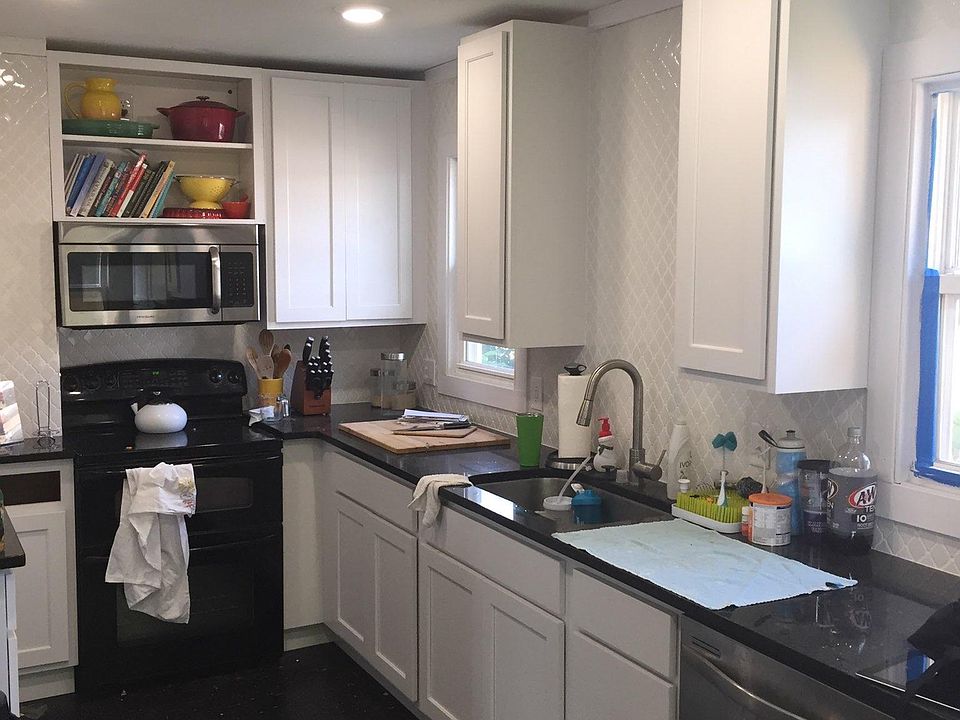 2nd image of 806 W 2nd St