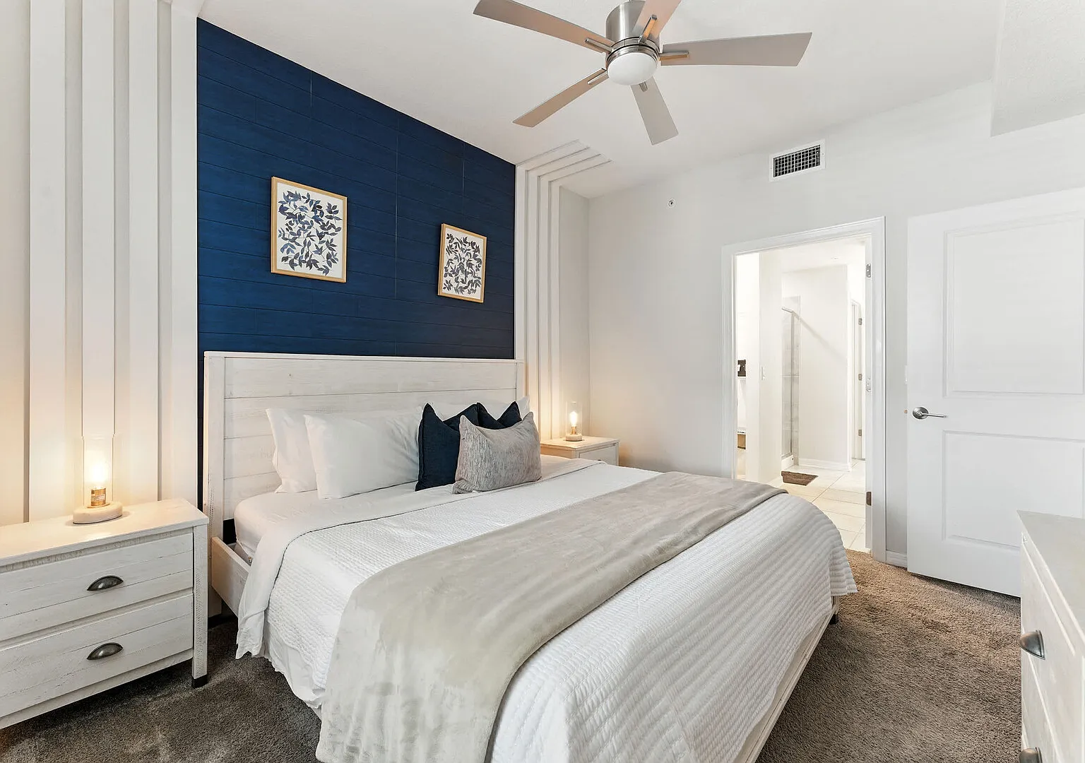 Spacious 2BR, Mickey Bedroom, Lake View — Photo 3