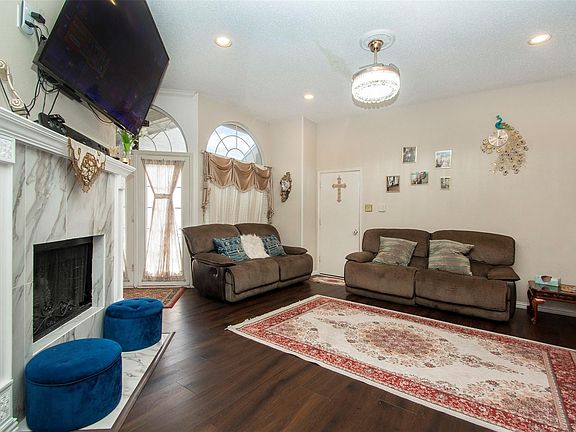 5th image of 716 Cottonwood Bend Dr