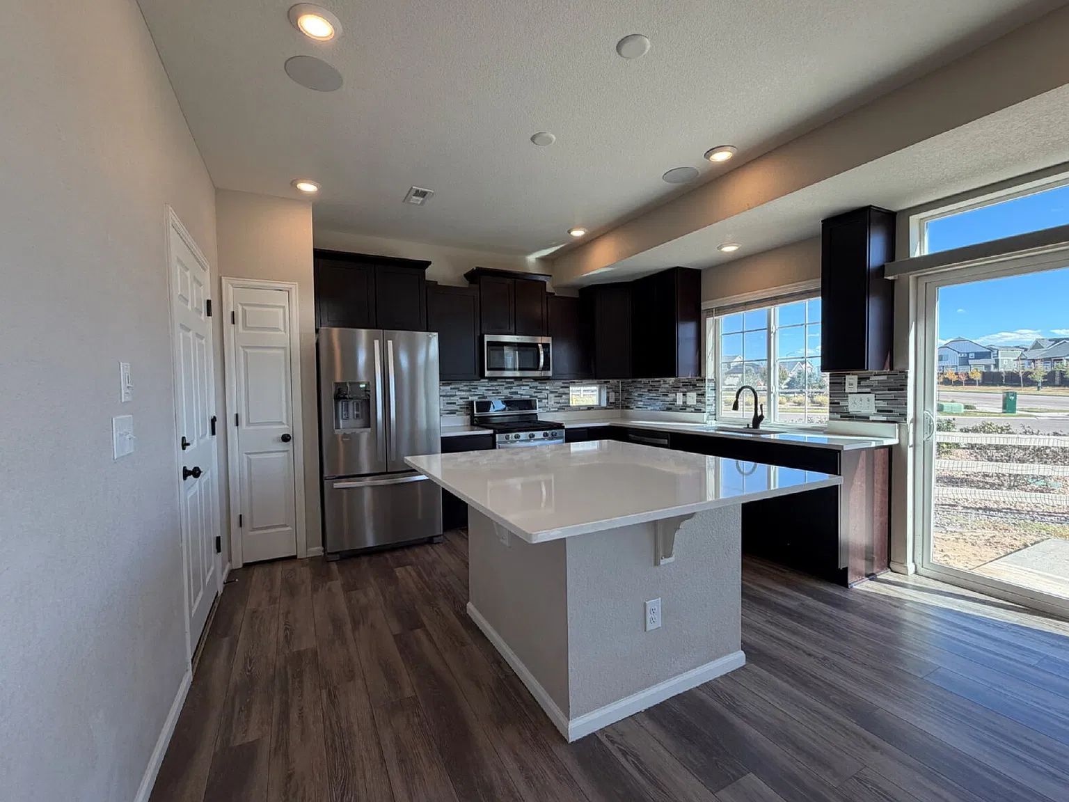 3 bed, 2.5 bath, 1940 sqft, $3,500 — Photo 3