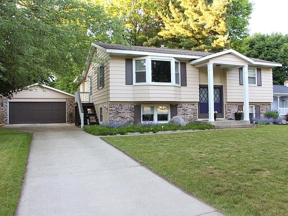 3rd image of 2045 Chelsea Dr NE