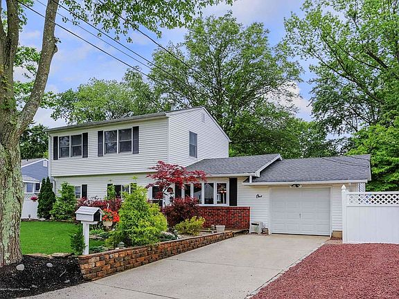 3rd image of 1 Lakewood Pl