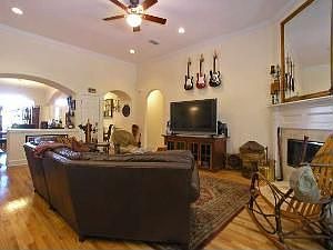 4th image of 883 Eagle View Dr