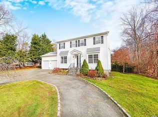 101 W Bartlett Rd, Middle Island, NY 11953