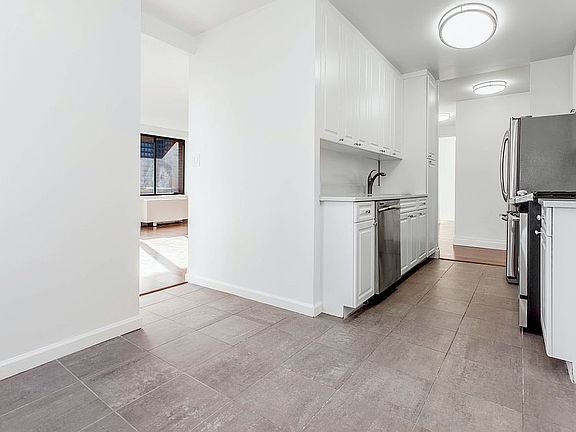 5th image of 245 E 58th St APT 26D