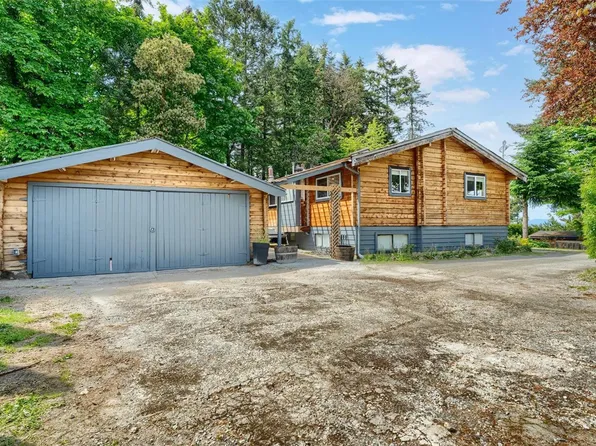 6898 Woodward Dr, Central Saanich, BC V8M 1A9