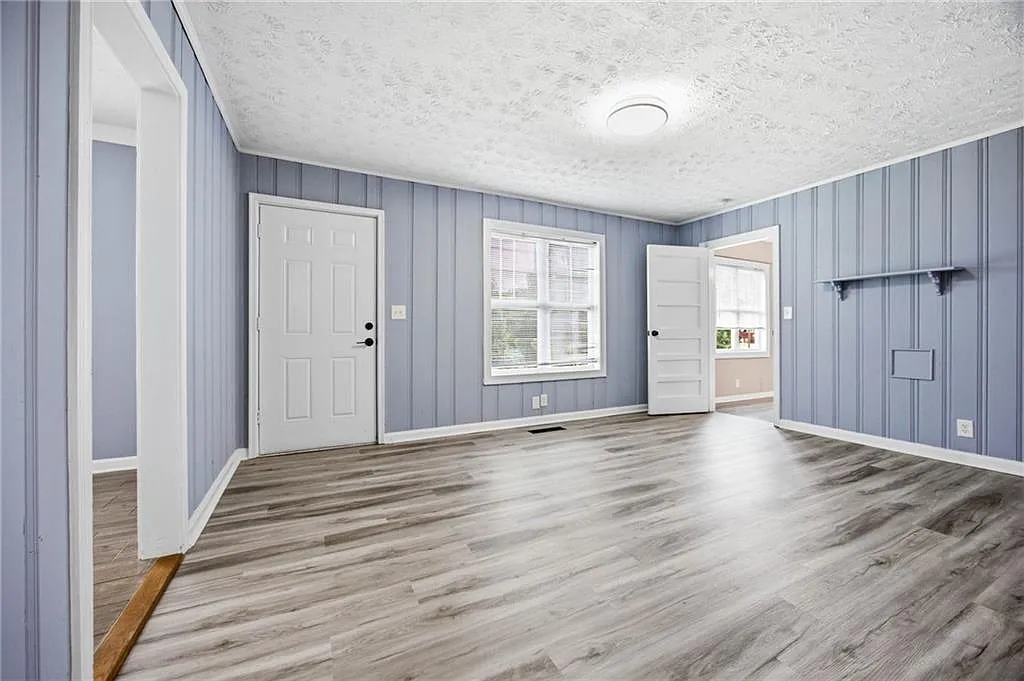 3 bed, 2.0 bath, 1429 sqft, $2,100 — Photo 3
