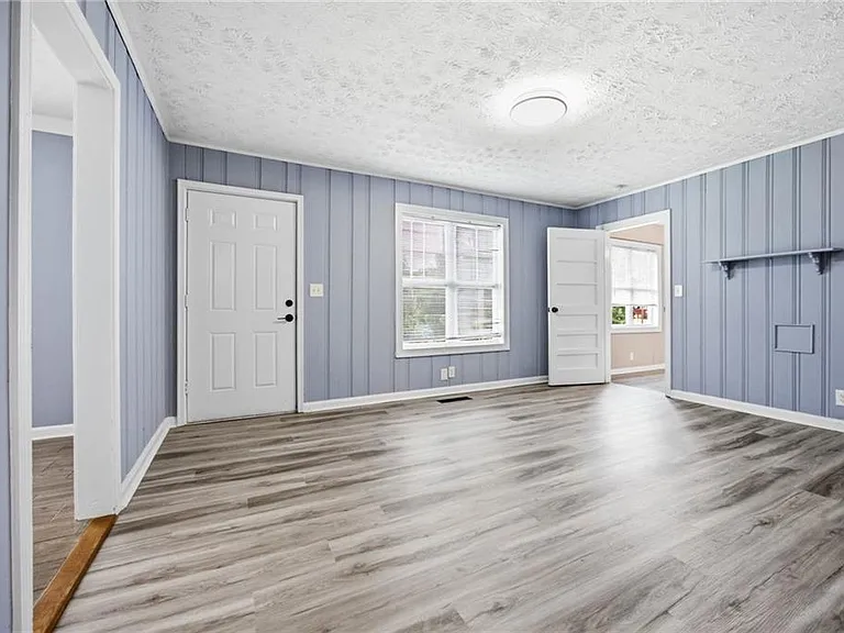 421 E Crogan St — Photo 3