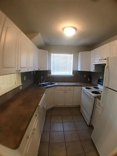 3 bed, 2.0 bath, 1870 sqft, $2,400 — Photo 3