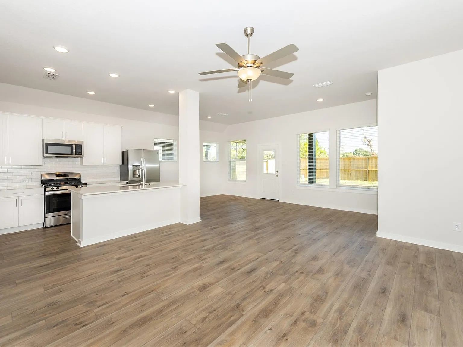 3 bed, 2.0 bath, 1588 sqft, $2,530 — Photo 2