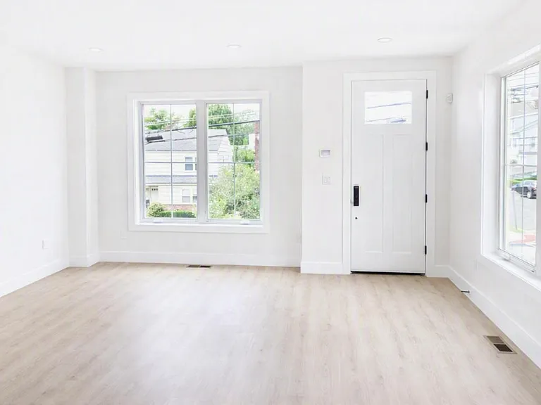 210 Underhill Ave — Photo 2