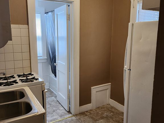 4th image of 523 N 40th St APT 5