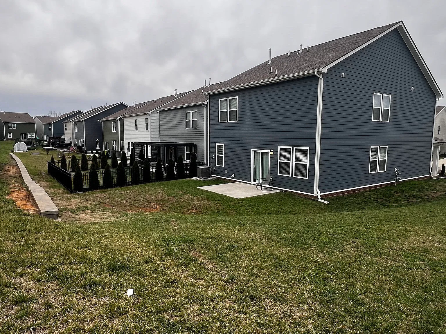 5 bed, 2560 sqft, $2,695 — Photo 2