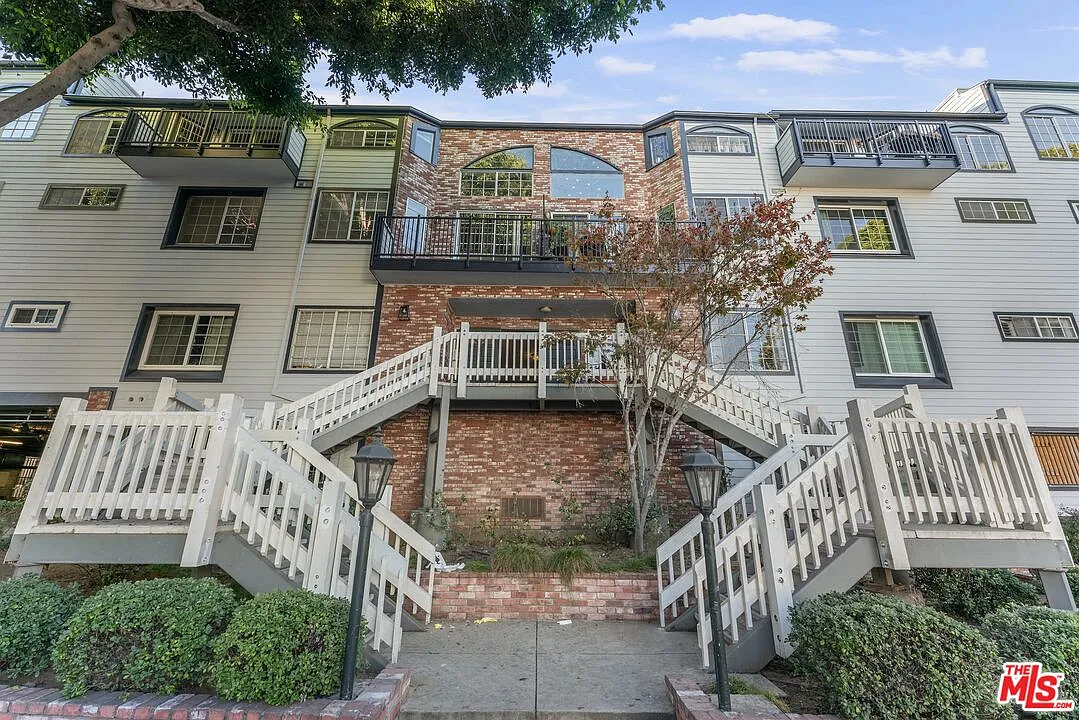 Building Photo - 2677 Centinela Ave #402