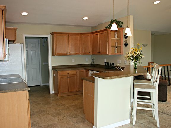 Kitchen and Breakfast Bar