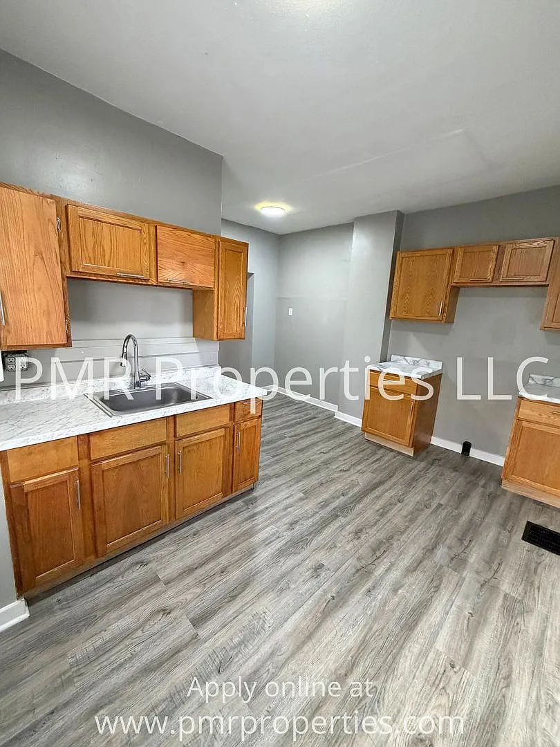207-209 W. Hyde Park Ave — Photo 2