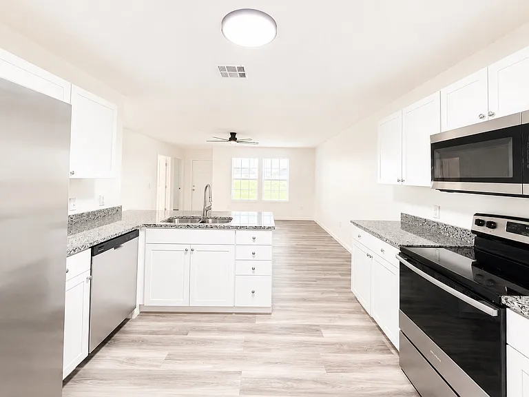 1207 Fountain Dr — Photo 2