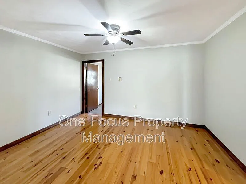 2 bed, 1.0 bath, $895 — Photo 2