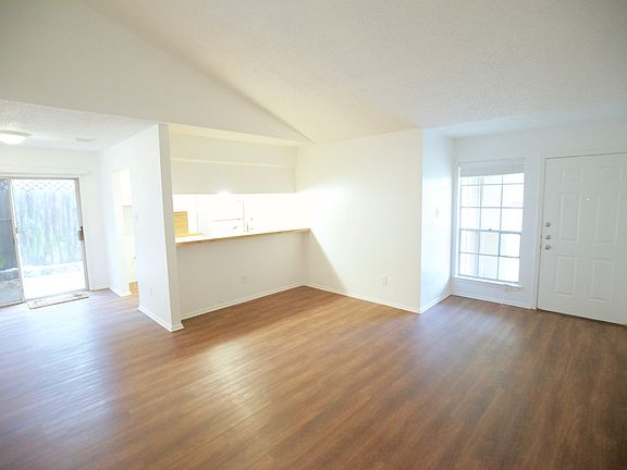 5th image of 1801 Prairie Knoll Ct #B