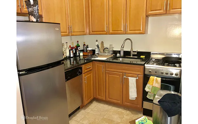 Rented by Douglas Elliman | media 22