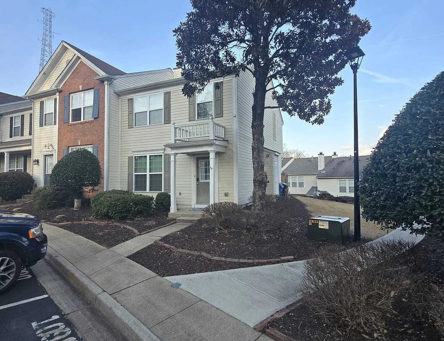 3 bed, 2.5 bath, 1370 sqft, $2,300 — Photo 3