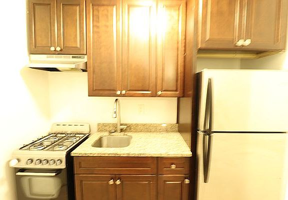 5th image of 14345 Sanford Ave APT 402