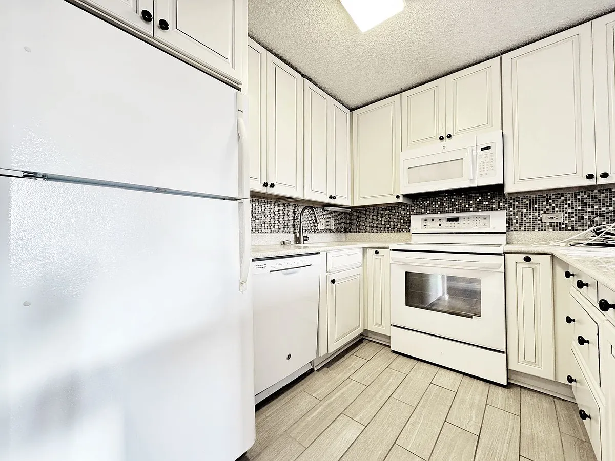 Building Photo - 411 Hobron Ln #911