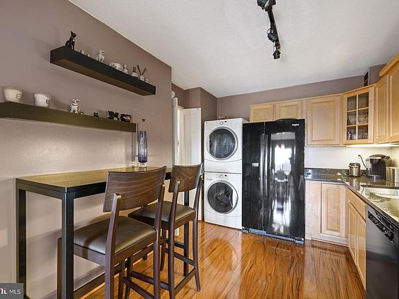 5th image of 205 Yoakum Pkwy Unit 1124