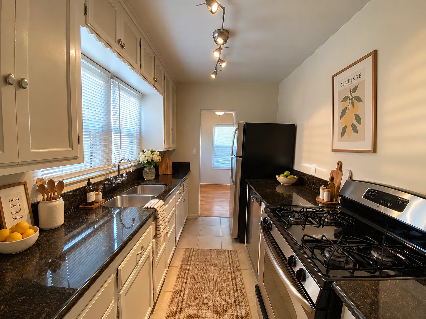 Large Exclusive Patio! Charming Bungalow With In Unit Washer And Dryer! Air Conditioning + Garage! — Photo 3