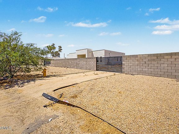 4th image of 744 E DESERT Lane