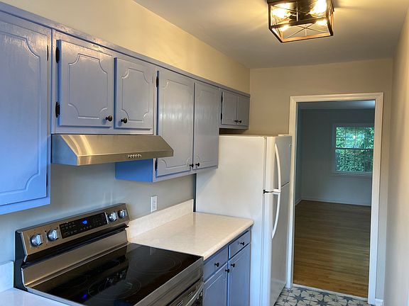 Vintage kitchen style, brand new floors, quartz countertop, and appliances