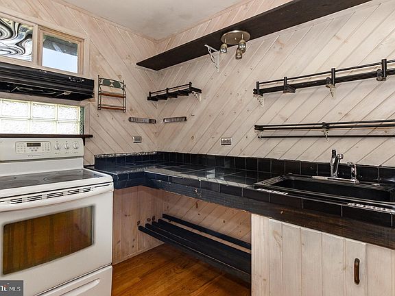 2nd image of 102 Ashby St