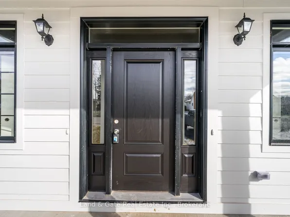 127 Gibbons St, Oshawa, ON L1J 4Y1