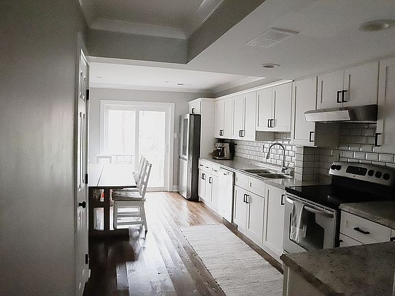 5th image of 40 Park Vallei Ln