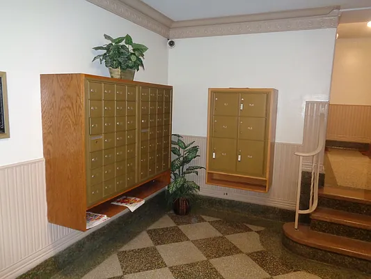 Sold by Thomas Lipovetsky, LREB | media 7