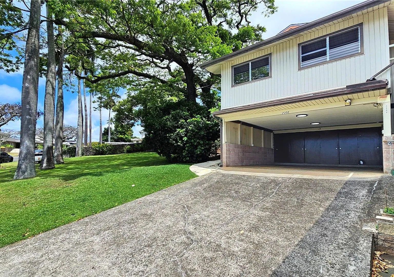 Spacious & Serene 3 Bedroom, 2.5 Bath Upstairs Retreat in Manoa — Photo 2