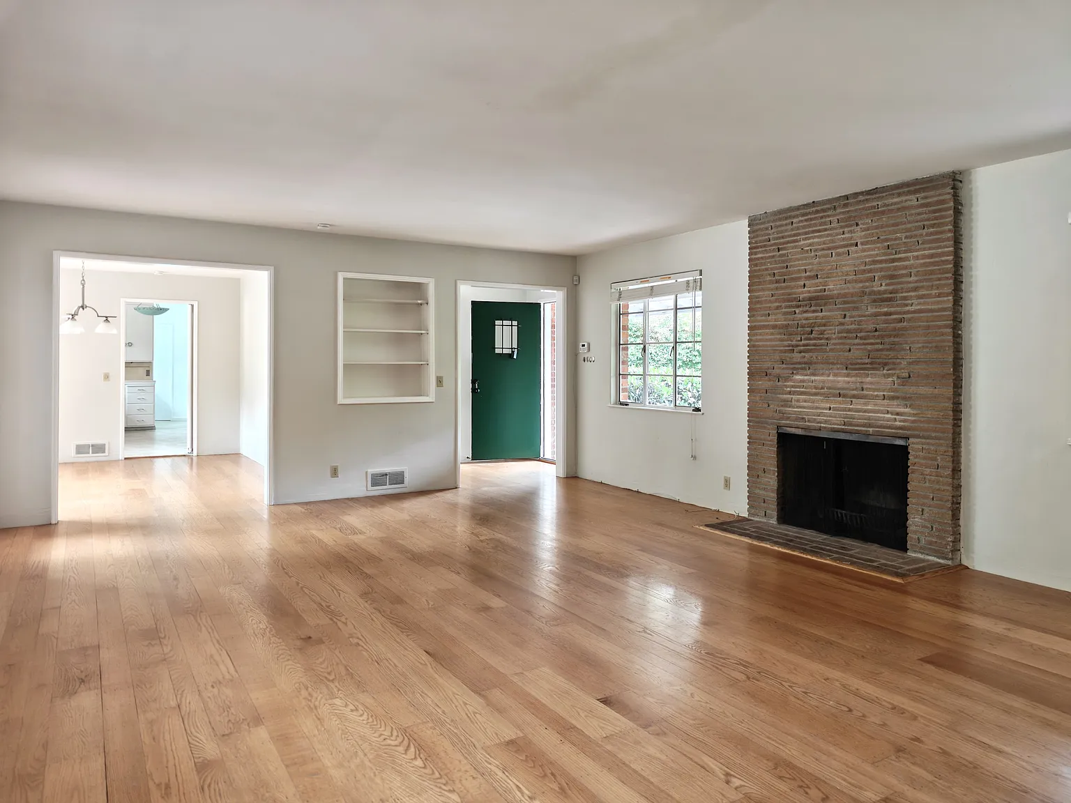 3 bed, 2094 sqft, $7,988 — Photo 2