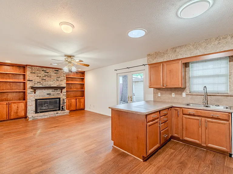 7021 Kingsbury Dr — Photo 3