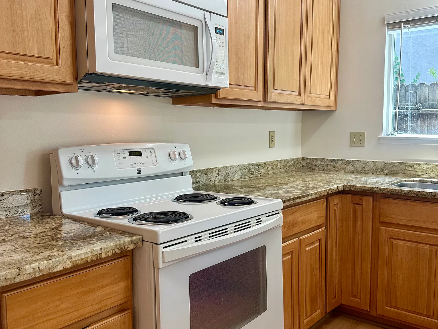 271 Brown St — Photo 2