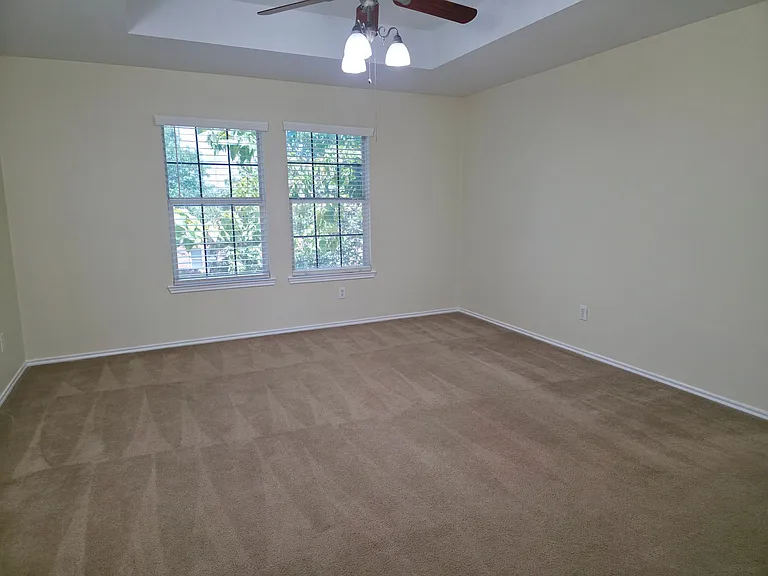 1913 Bradford Pear Sq — Photo 5