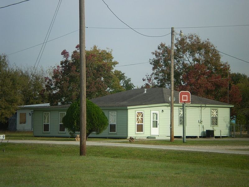 1st image of 414 Live Oak Dr
