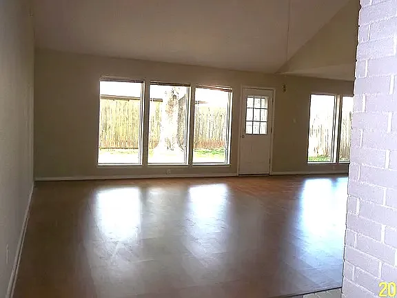 3 bed, 2011 sqft, $1,960 — Photo 4