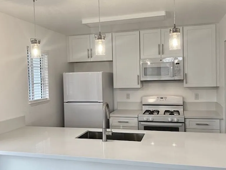 Oak Park Village Apartments — Photo 37
