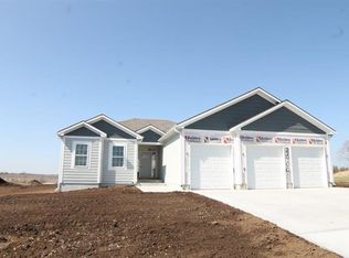 22902 S Creekview Dr, Peculiar, MO 64078