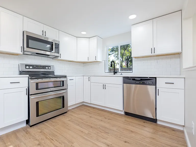 225 Bentz Ave — Photo 16