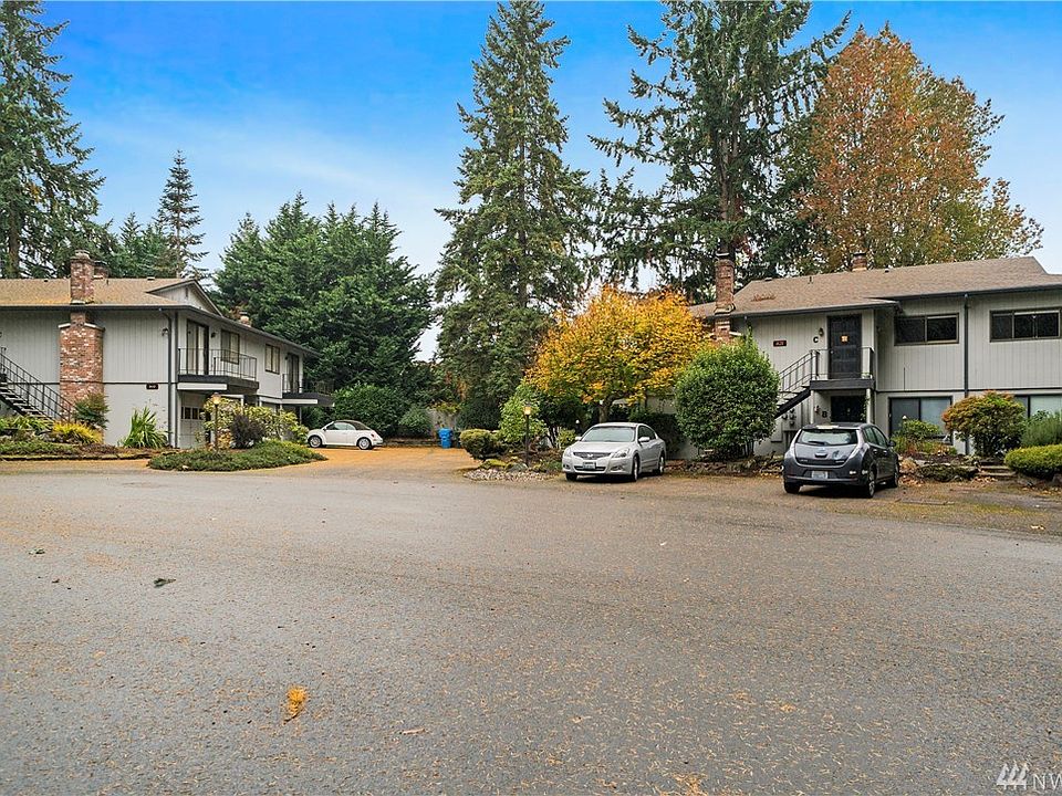 1st image of 821 Essex Pl NE #1-D